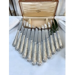 couteaux-de-table-anciens-manches-metal-argente-decor-feuille-acanthe-lames-inox-menagere-ancienne-antiquites-brocante-boutique-en-ligne