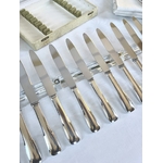 couteaux-entremets-manche-metal-argente-lames-acier-inoxydable-coffret-couverts-menagere-vintage-style-moderne-brocante-vaisselle-argenterie-ancienne
