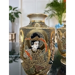 paire-de-vases-japonais-satsuma-technique-moriage-decor-emaille-et-dore-scene-personnages-peints-a-la-main-antiquaire-brocante