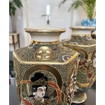 paire-de-vases-japonais-technique-moriage-email-satsuma-decoration-interieure-classique-antiquaire-brocante-vintage