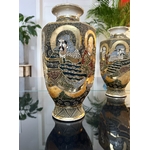 paire-de-vases-japonais-satsuma-decor-ton-or-email-polychrome-personnages-homme-et-femme-decoration-asiatique-antiquaire-brocante