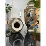 paire-de-vases-japonais-satsuma-decor-emaille-moriage-dore-a-l-or-fin-personnages-peints-decoration-debut-20e-siecle-antiquaire-brocante