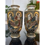 paire-de-vases-japonais-satsuma-decor-emaille-moriage-personnages-peints-rehausse-or-fin-debut-20e-siecle-antiquaire-brocante-decoration-asiatique