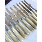 couteaux-entremets-art-deco-style-moderne-manche-corne-bovine-metal-argente-lames-inox-brocante-antiquaire-art-de-la-table