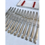 couteaux-vintage-en-métal-argente-et-lames-acier-inoxydable-christofle-modele-coquille-filet-brocante-couverts-anciens-antiquaire