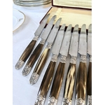 couteaux-art-deco-corne-bovine-metal-argente-lame-acier-coffret-menagere-couverts-vintage-brocante-vaisselle-antiquaire-art-de-la-table