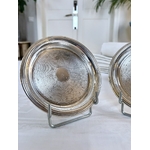 dessous-de-bouteilles-en-metal-blanc-guilloche-accessoire-de-table-antiquaire-brocante-vaisselle-ancienne
