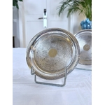 paire-dessous-de-bouteille-anciens-metal-blanc-decor-guilloche-soucoupes-accessoire-de-table-antiquaire-brocante