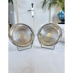 paire-dessous-de-bouteille-metal-blanc-decor-guilloche-coupelle-soucoupe-art-de-la-table-brocante-antiquaire
