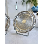 dessous-de-bouteilles-en-metal-blanc-guilloche-art-de-la-table-accessoire-vaisselle-vintage-brocante-antiquaire
