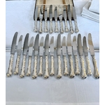 couteaux-de-table-et-entremets-manche-metal-argente-lames-inox-monogrammes-initiales-coffret-menagere-ancienne-antiquaire-brocante