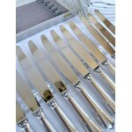 couteaux-de-table-vintage-orfevre-ercuis-lames-acier-inoxydable-manche-metal-argente-decor-filets-menagere-vaisselle-antiquaire-brocante