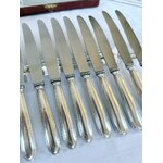 coffret-de-couteaux-anciens-argenterie-manche-metal-argente-lames-inox-ravinet-denfert-modele-club-antiquaire-brocante-vintage-boutique-en-ligne