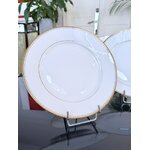 assiettes-plates-en-porcelaine-blanche-filets-or-vaisselle-classique-et-moderne-decor-intemporel-brocante-antiquaire-art-de-la-table