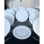 service-assiettes-dessert-porcelaine-blanche-et-or-hotellerie