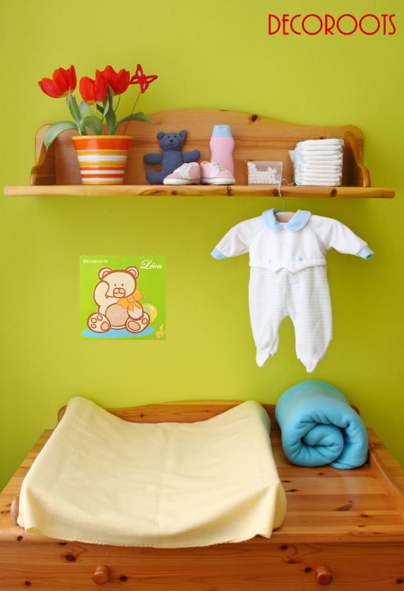 tableau enfant bébé ours peint à la main ballon vert beige bleu orange