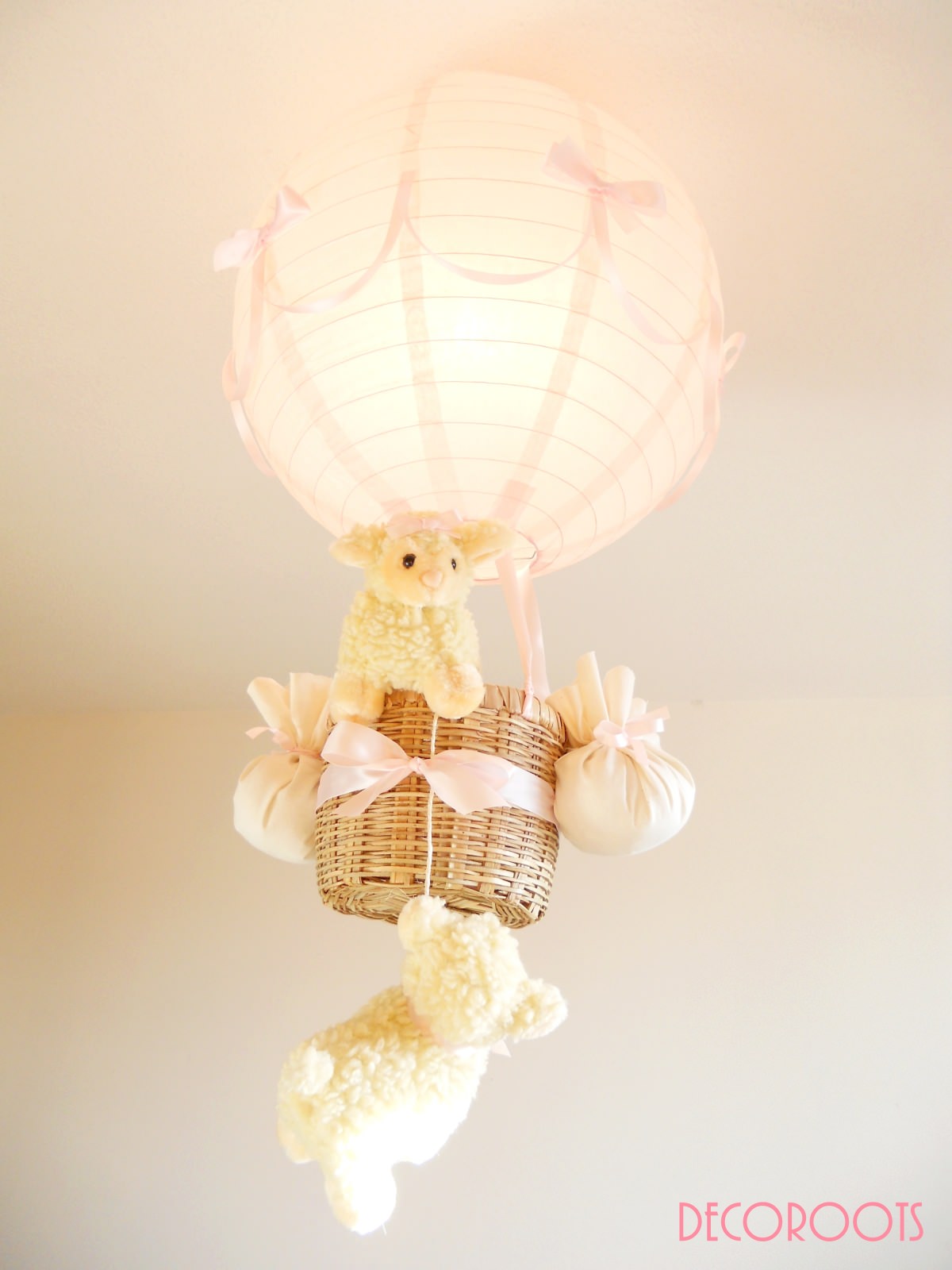 lampe enfant bébé montgolfière suspension lustre luminaire mouton rose beige fille nature décoration allumée