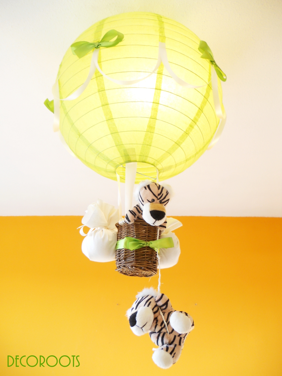 lampe enfant bébé montgolfière suspension lustre luminaire thème jungle savane brousse safari tigre vert anis et beige allumée