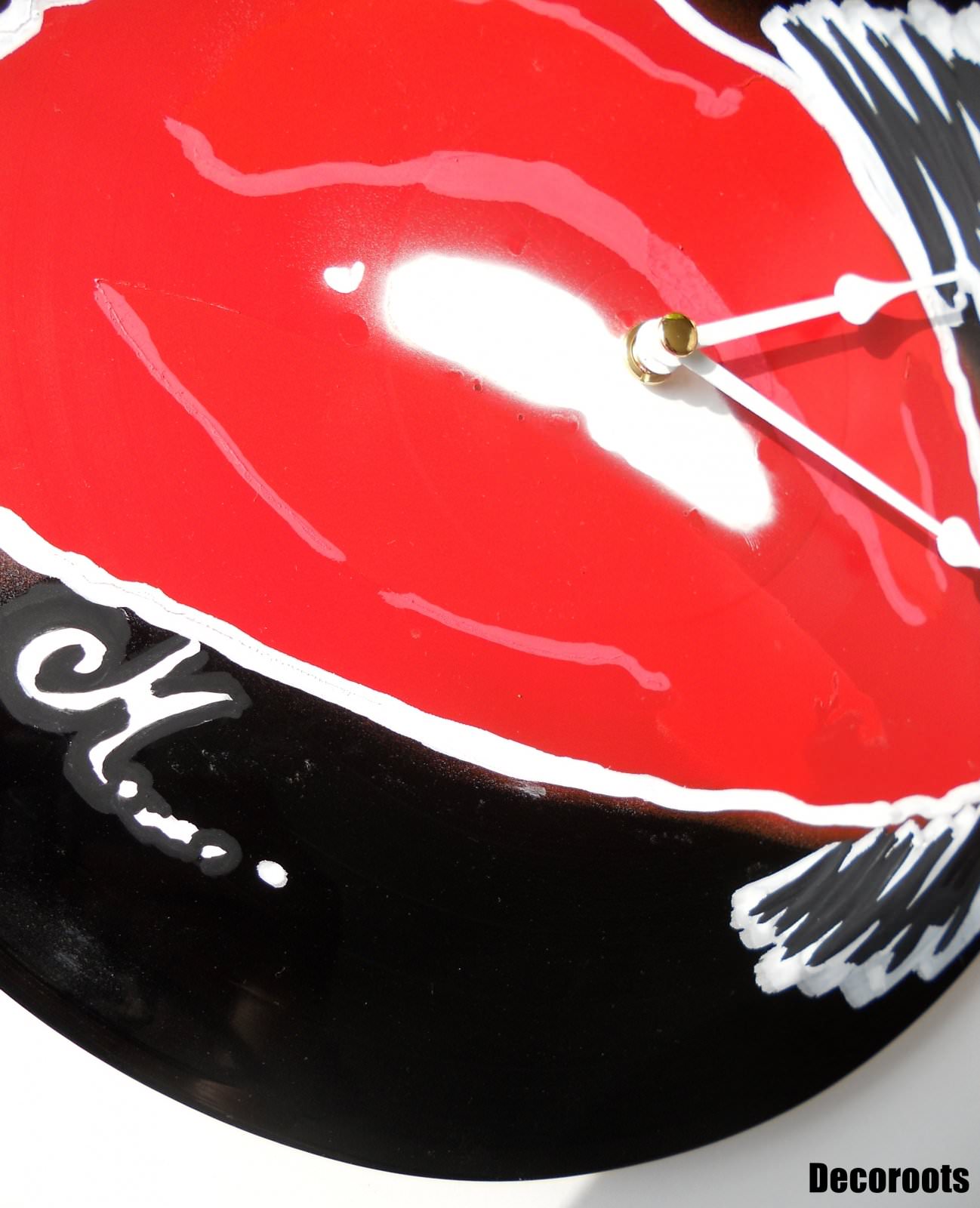 horloge design vinyle bouche rouge et noir zoom