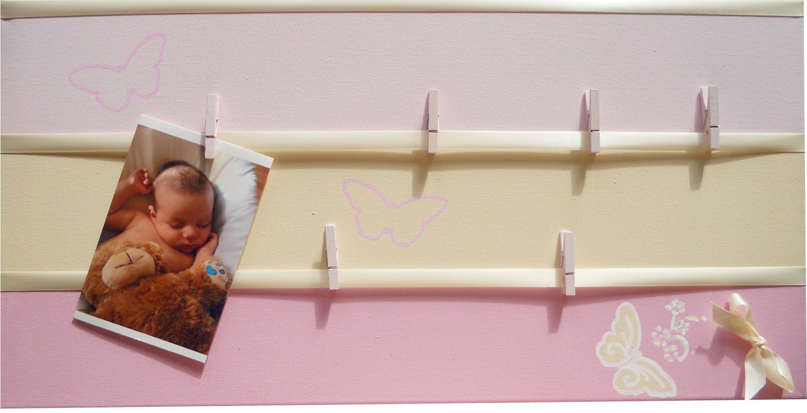 pêle mêle photo enfant bébé beige et rose papillon fille chambre décoration