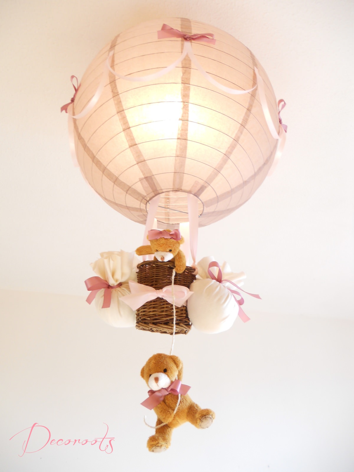 lampe enfant bébé montgolfière ours et oursonne peluche rose pastel taupe vieux rose marron décoration chambre lustre suspension abat-jour allumée