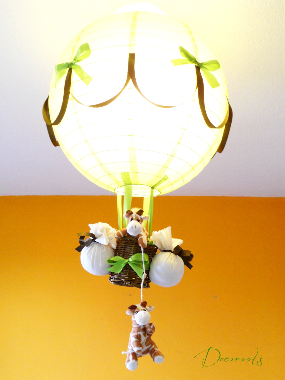 lampe montgolfière enfant bébé girafe thème jungle safari abat jour lustre lampe luminaire vert anis marron chocolat allumée 2
