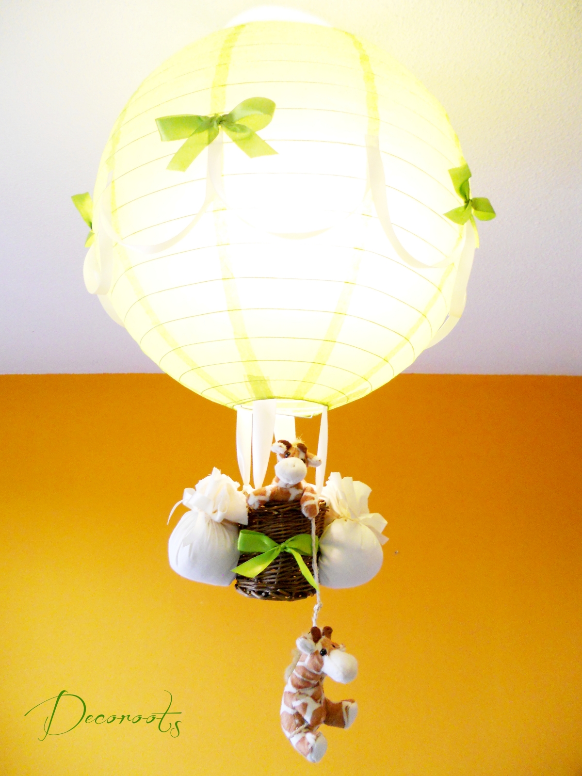 lampe montgolfière enfant bébé girafe thème jungle brousse safari vert anis beige lustre suspension abat-jour luminaire allumée 2