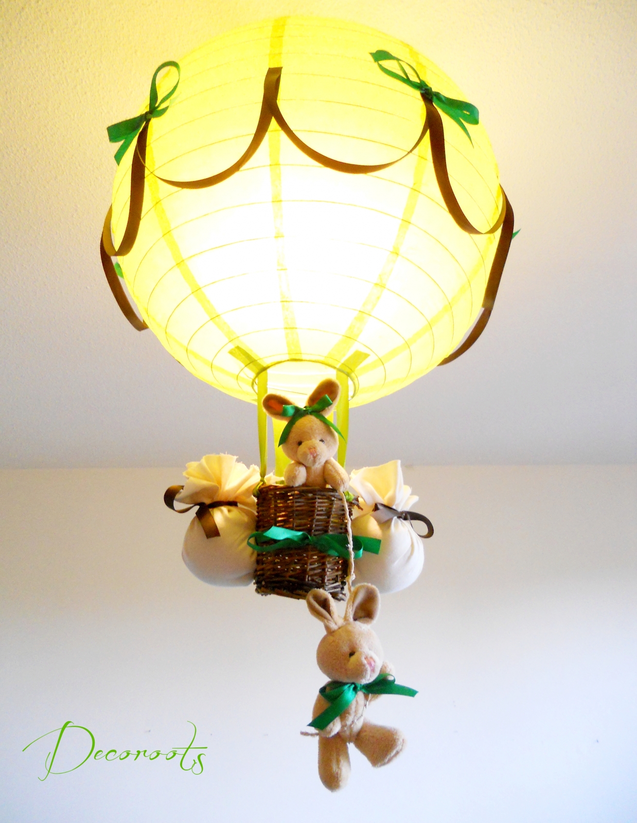 lampe montgolfière enfant bébé lapin et lapine peluche vert anis forêt nature marron chocolat thème forêt décoration chambre lustre abat-jour luminaire mixte fille garçon allumée