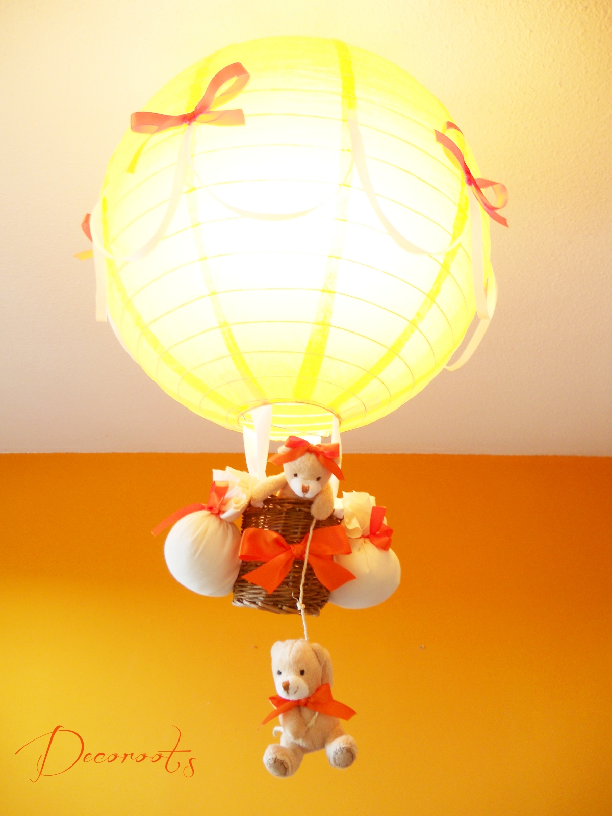 lampe montgolfière enfant bébé ours et oursonne peluche orange beige blanc luminaire lustre suspension abat-jour décoration mixte allumée