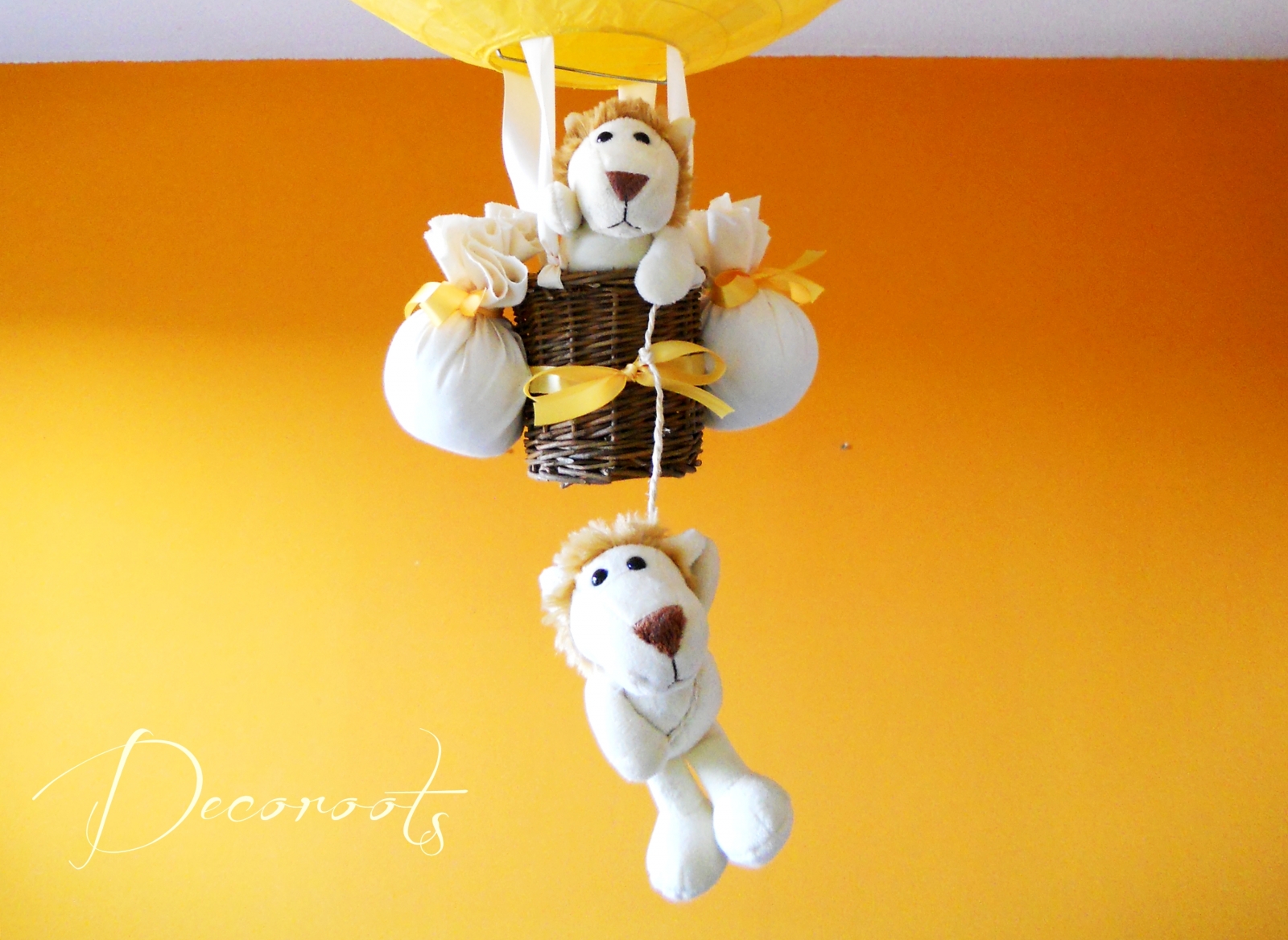 lampe montgolfière enfant bébé thème jungle safari brousse lion jaune et beige décoration mixte zoom