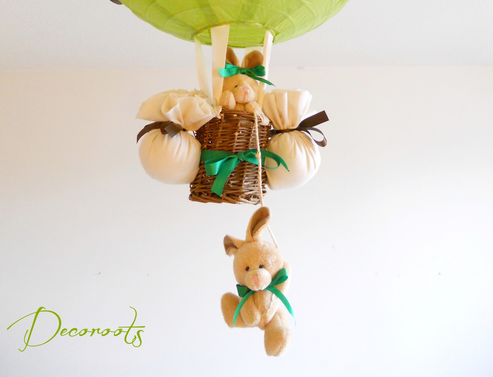 lampe montgolfière enfant bébé lapin et lapine peluche vert anis forêt nature marron chocolat thème forêt décoration chambre lustre abat-jour luminaire mixte fille garçon zoom