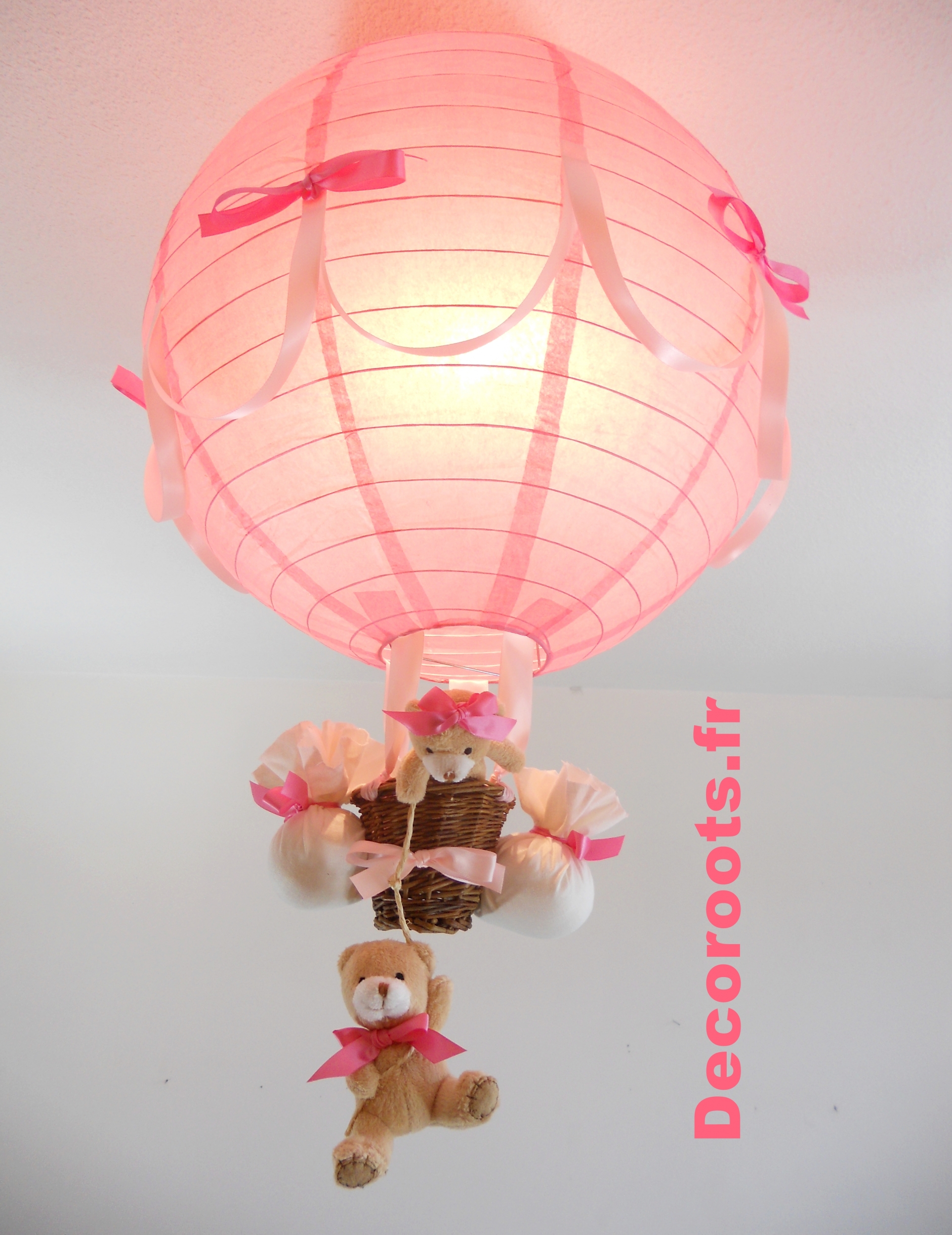 lampe montgolfière rose enfant allumée