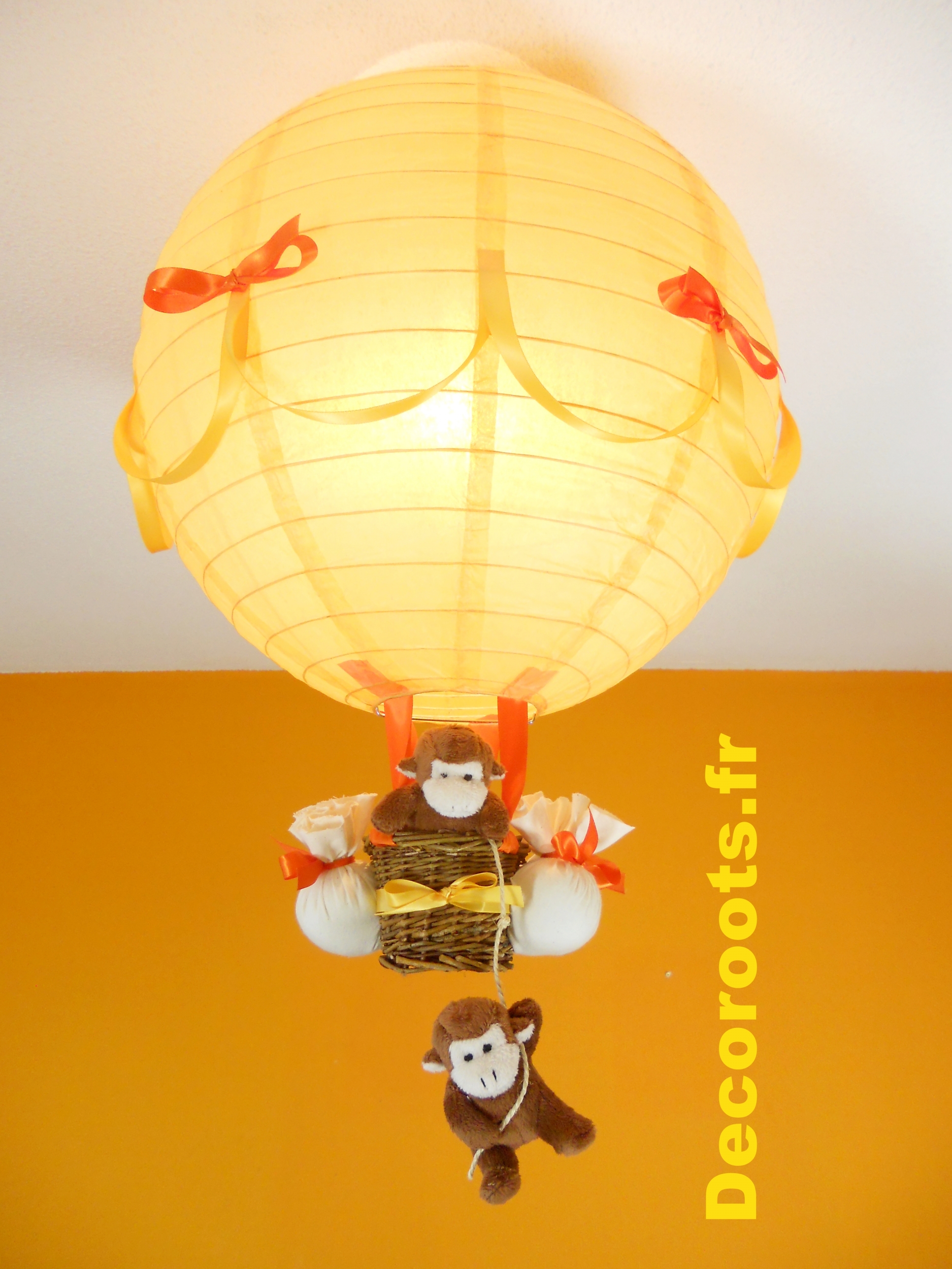 lampe montgolfière bébé jungle singe orange jaune allumée