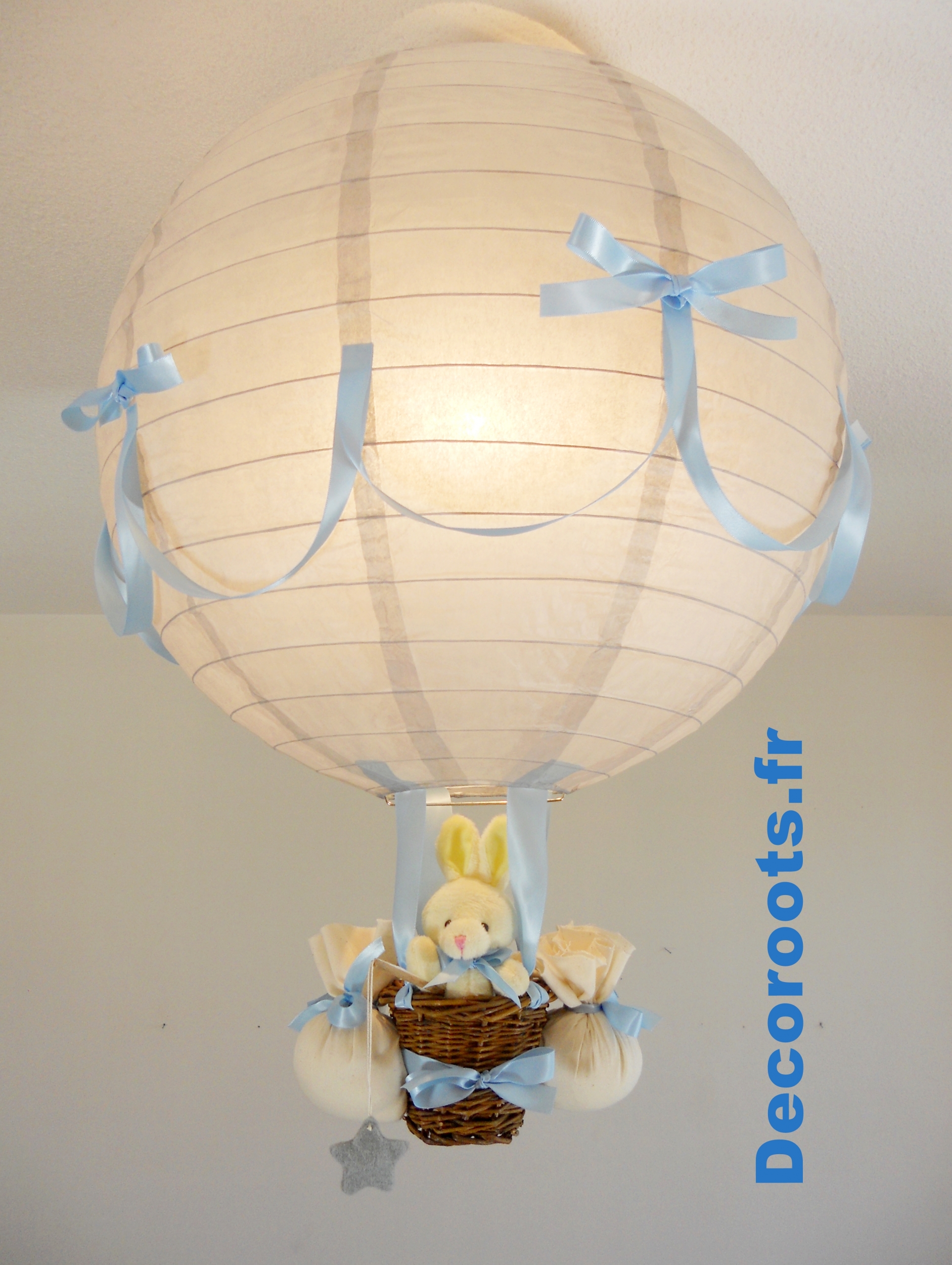lampe montgolfière bébé lapin gris et bleu ciel pastel allumée