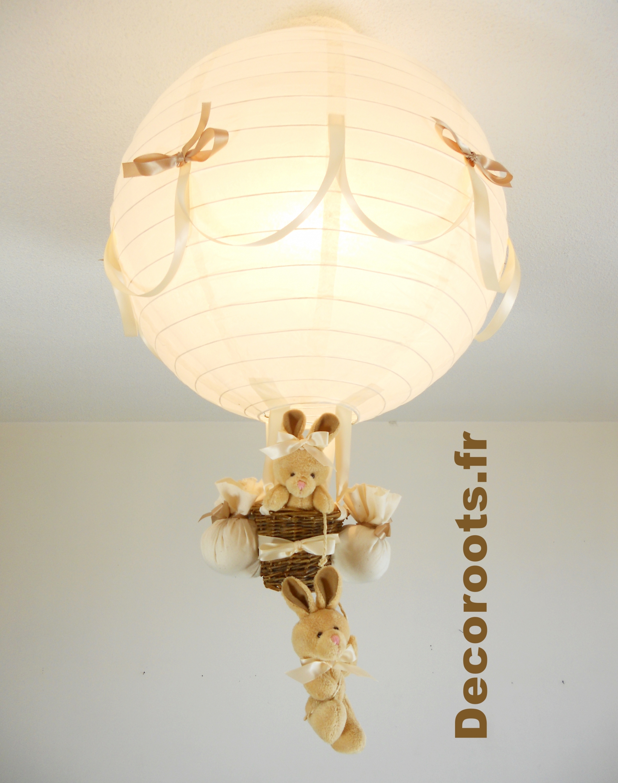 lampe montgolfière enfant bébé lapin beige allumée