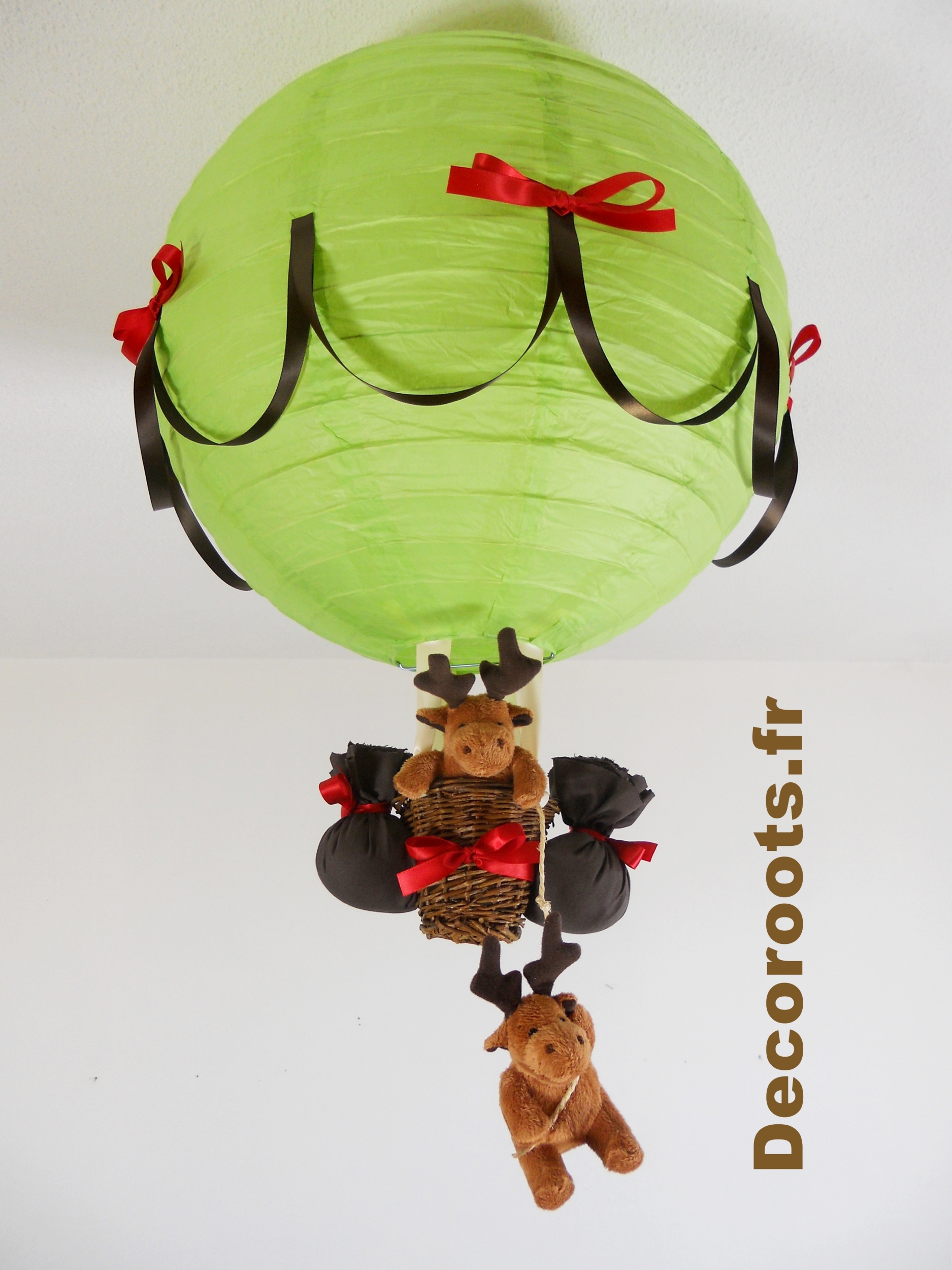 lampe montgolfière enfant bébé dans la forêt un grand cerf thème vert rouge marron chocolat