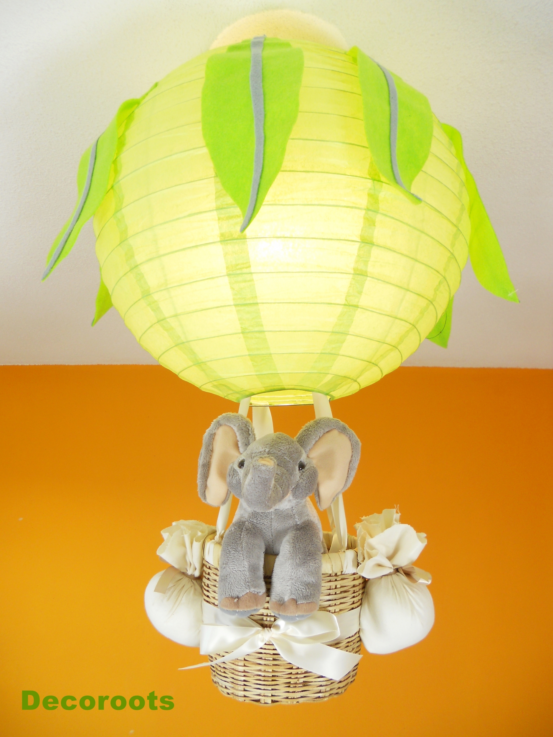 lampe montgolfière jungle éléphant vert gris allumée