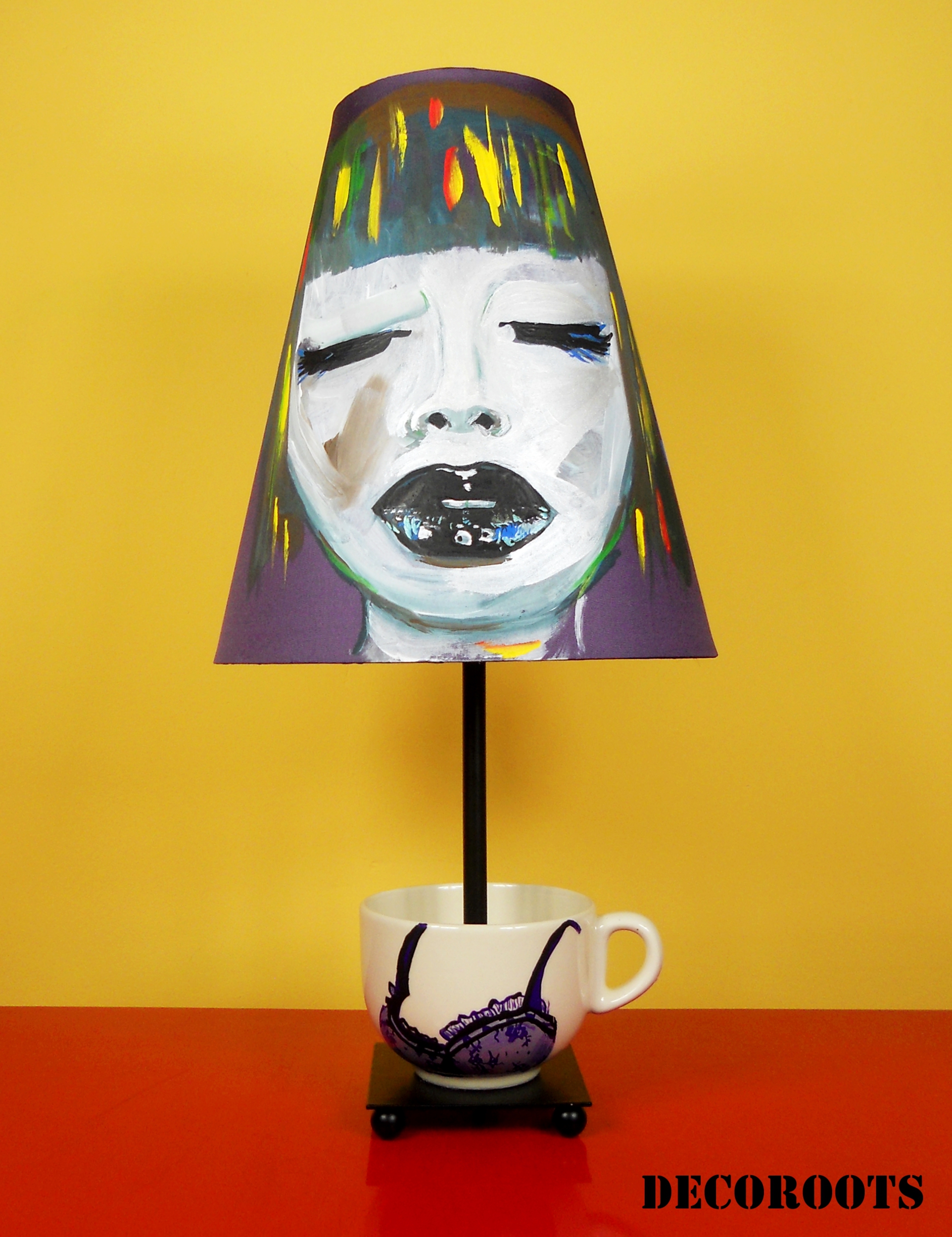 lampe de chevet design femme tasse prune multicolore
