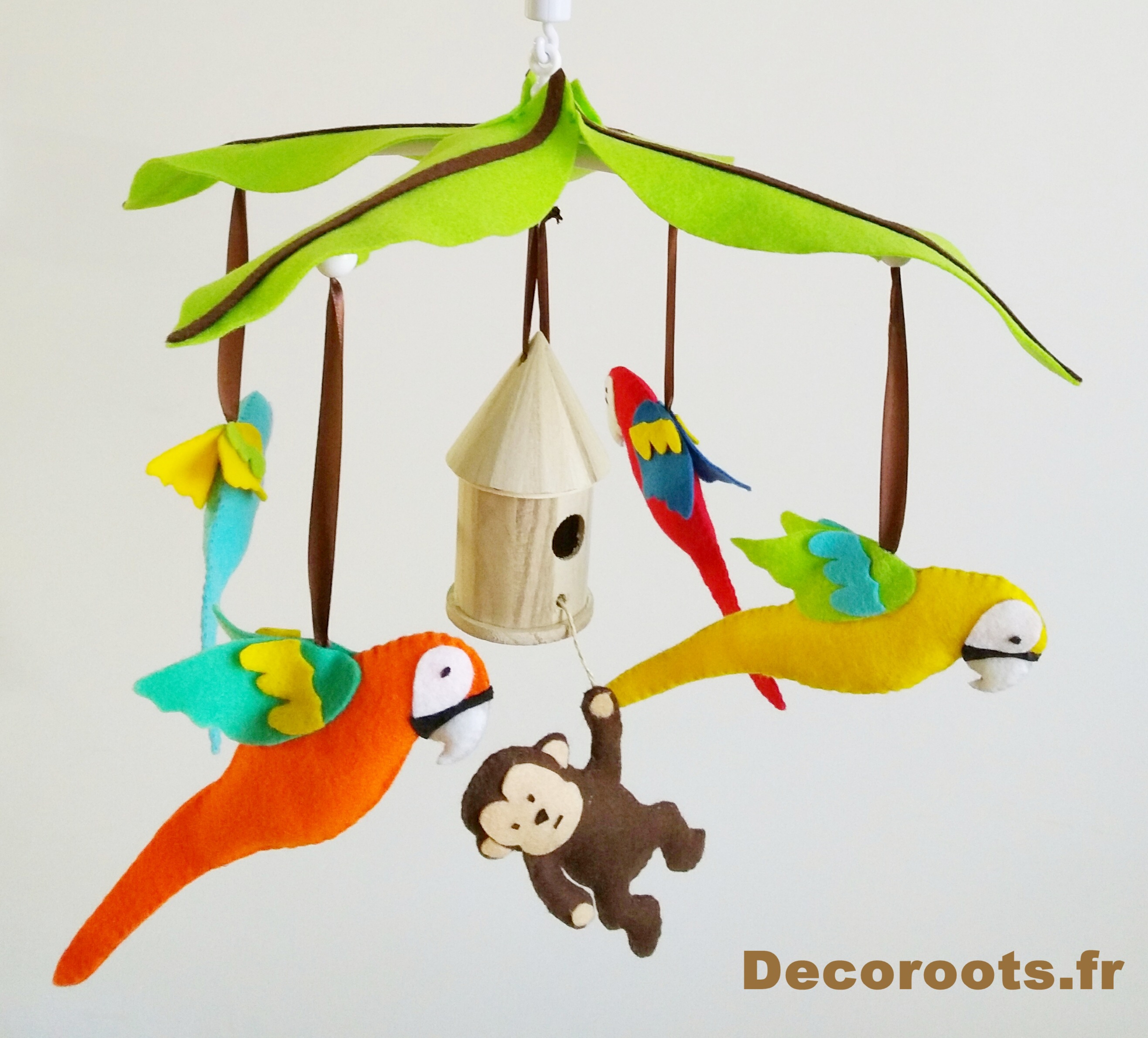 mobile bébé musical jungle perroquet et singe vert anis chocolat