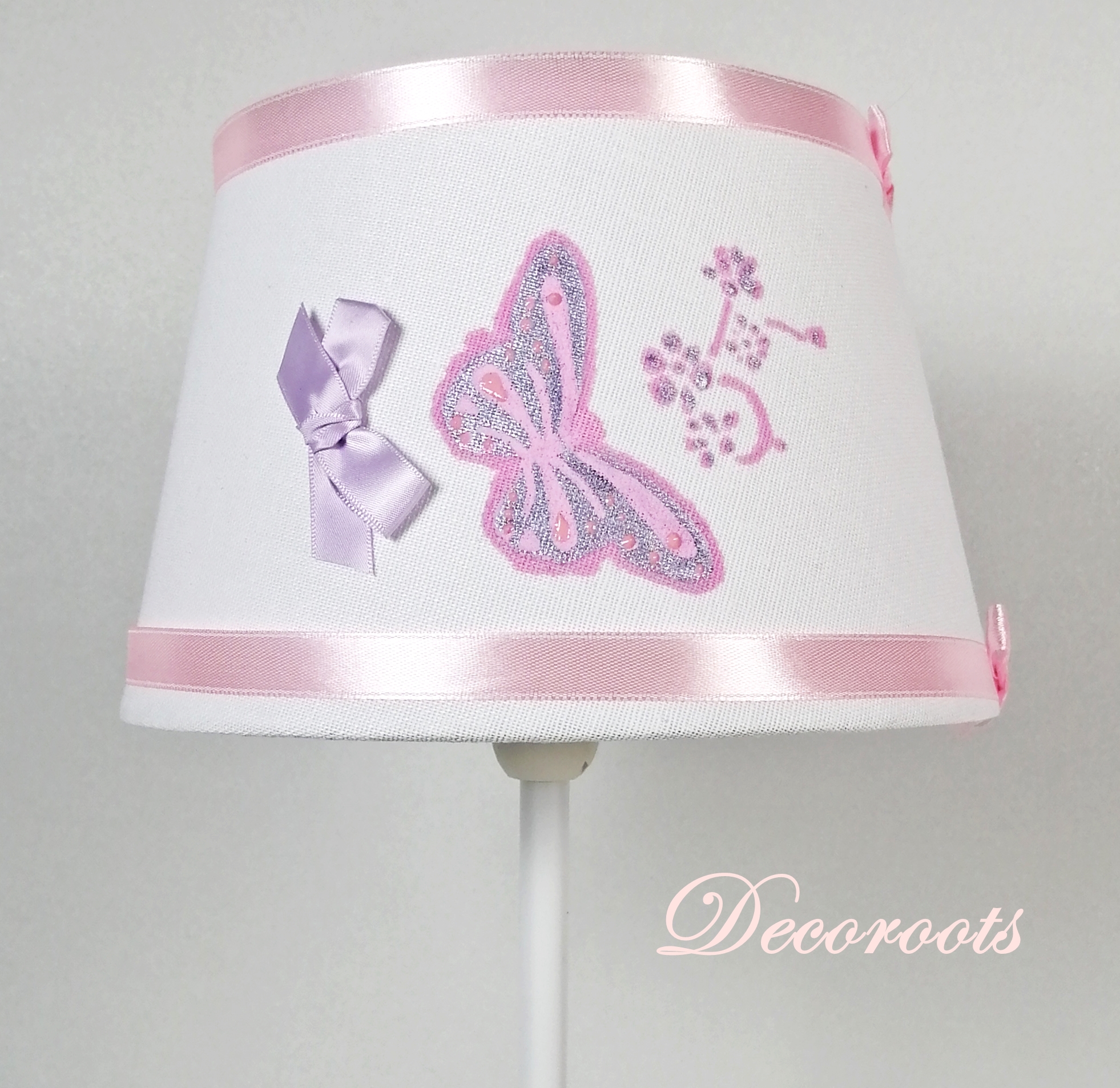 lampe-chevet-enfant-bebe-papillon-rose-parme-blanc-cadeau-naissance-artisanale-romantique-lilas-luminaire
