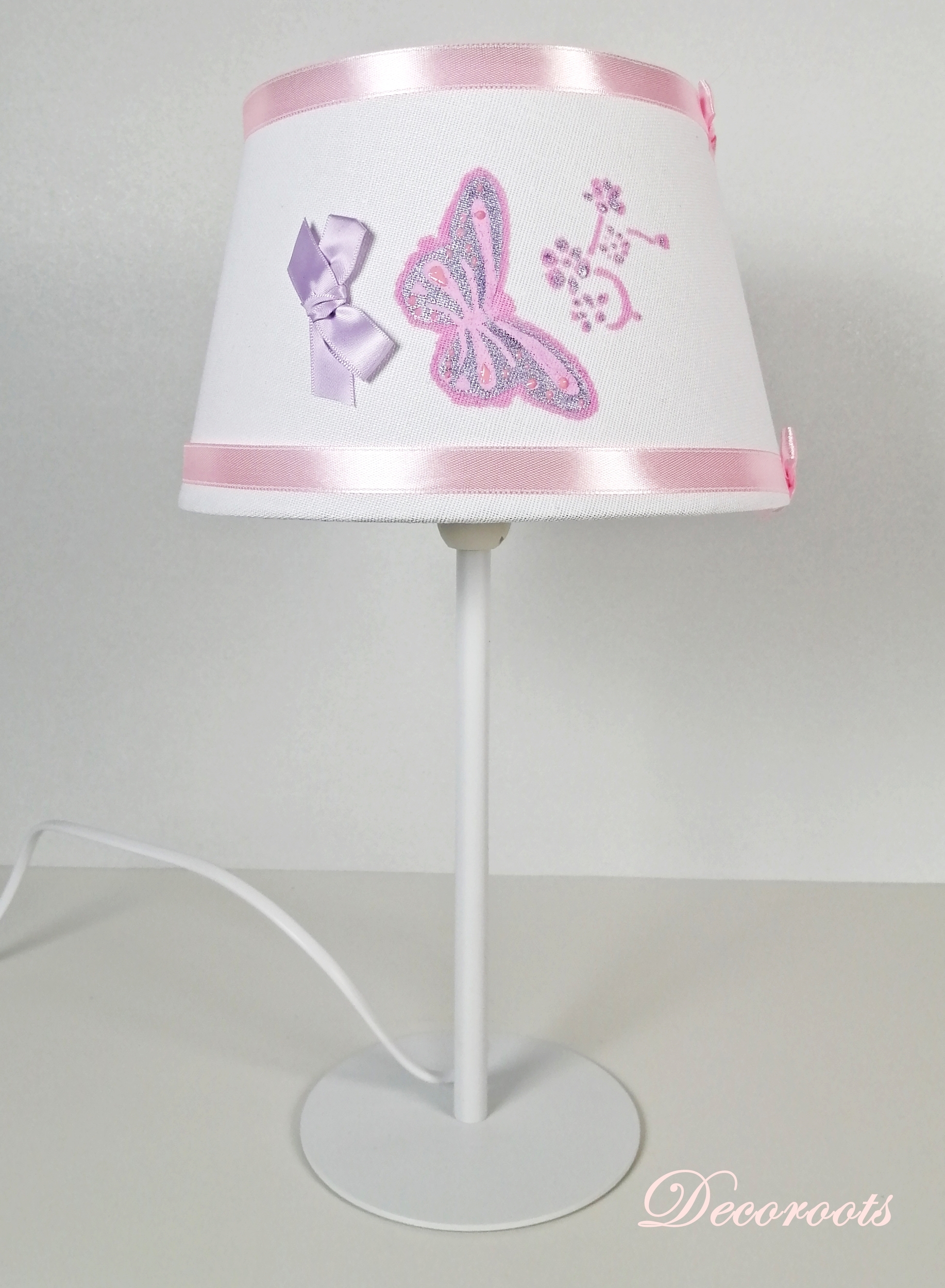 lampe-chevet-enfant-bebe-papillon-rose-parme-blanc-cadeau-naissance-artisanale-romantique-lilas