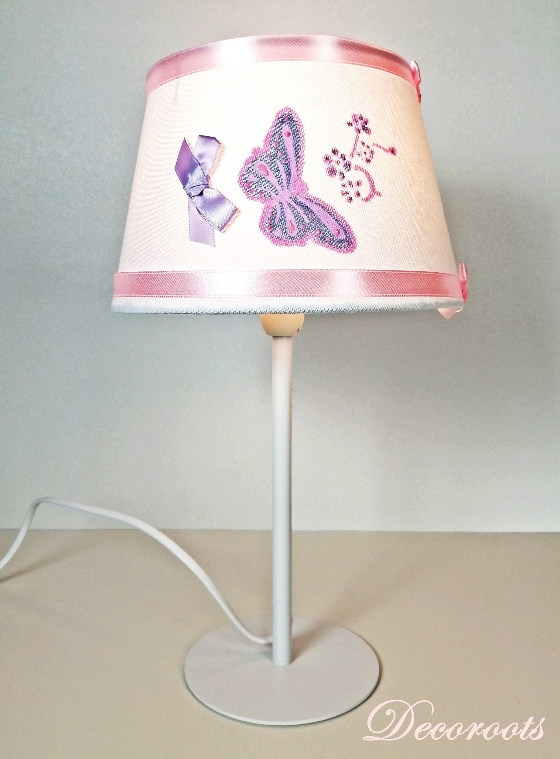 lampe-chevet-enfant-bebe-papillon-rose-parme-blanc-cadeau-naissance-artisanale-romantique-lilas-luminaire-nature