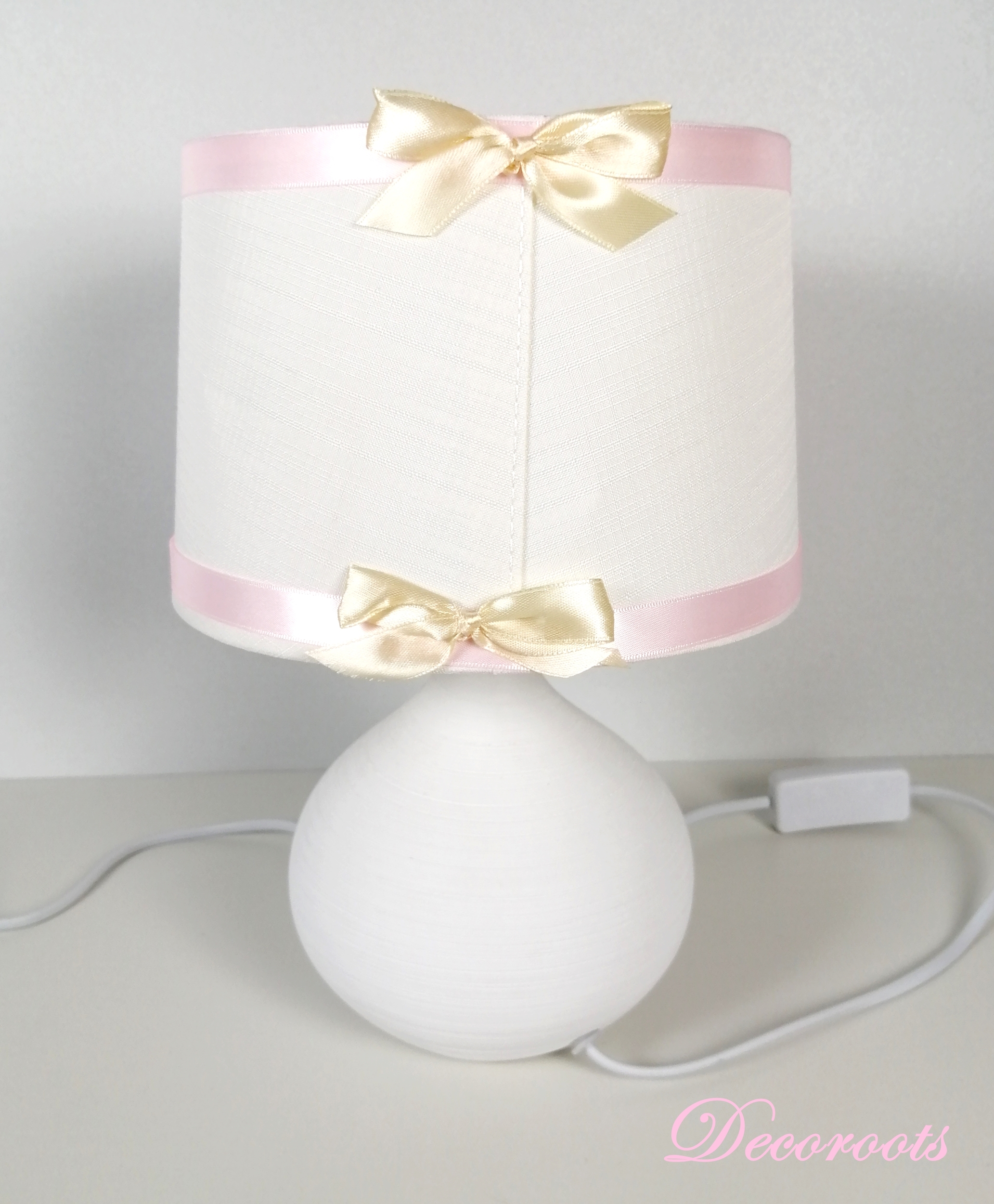 lampe-chevet-enfant-bebe-ours-fille-beige-rose-vieux-blanc-cadeau-naissance-artisanale étoile pastel luminaire deco chambre 2