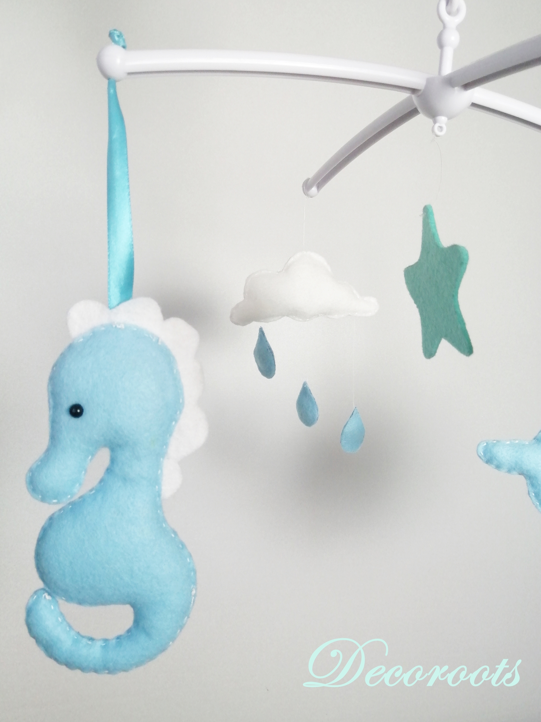 mobile bebe musical thème mer marin baleine hippocampe bleu blanc vert menthe pastel montgolfiere decoration nuage