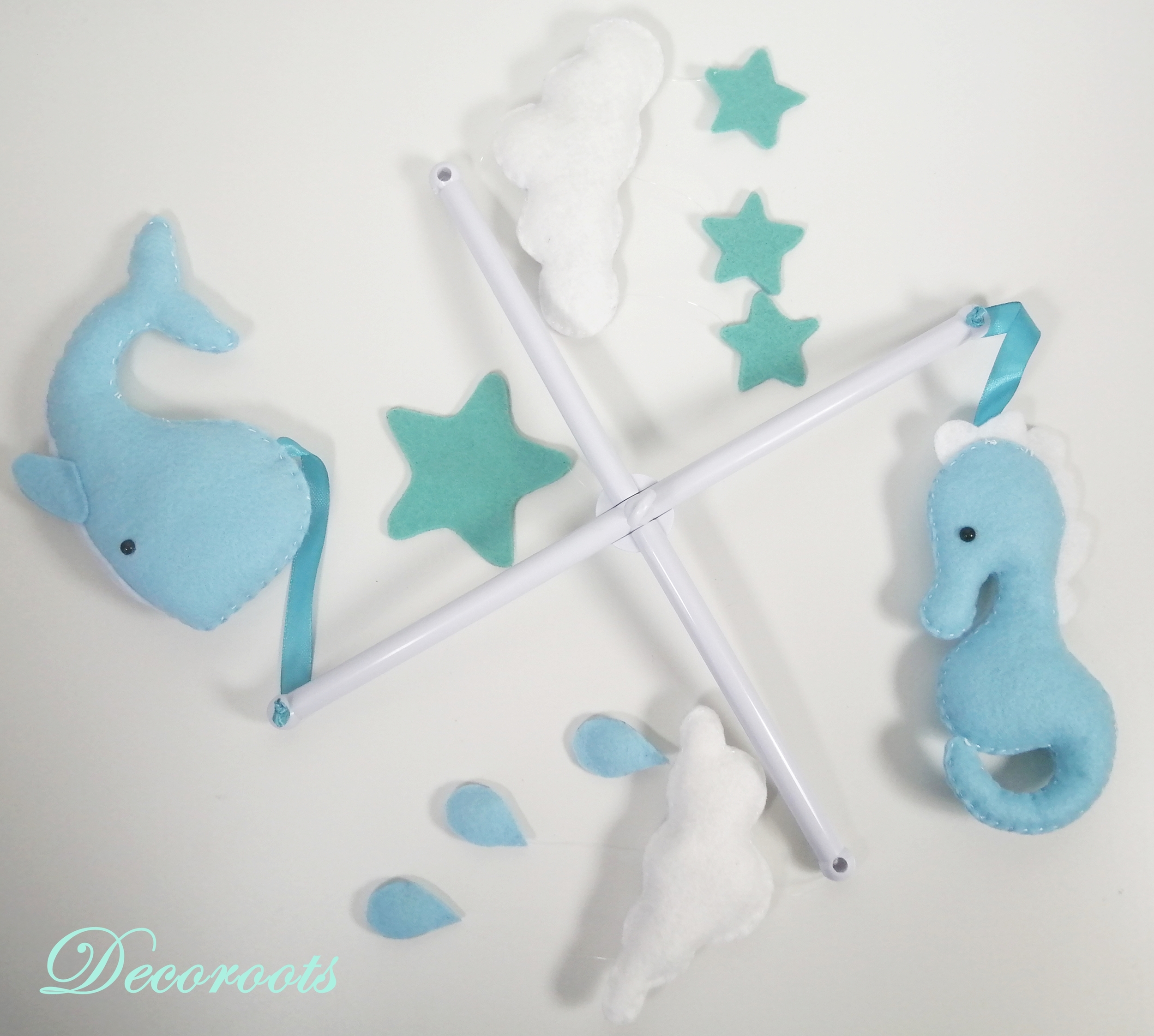 mobile bebe musical thème mer marin baleine hippocampe bleu blanc vert menthe pastel montgolfiere 3