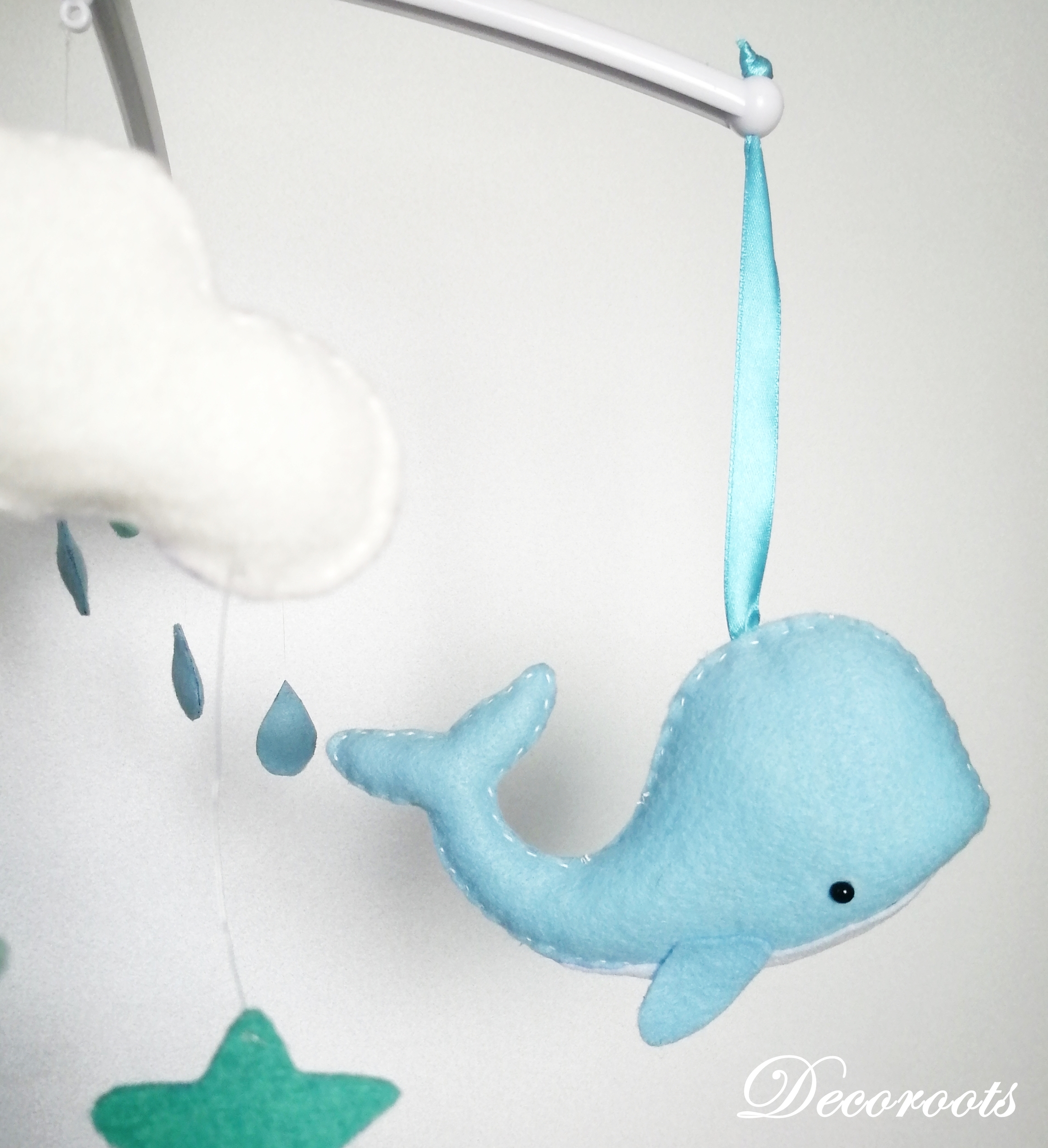 mobile bebe musical thème mer marin baleine hippocampe bleu blanc vert menthe pastel montgolfiere decoration 4