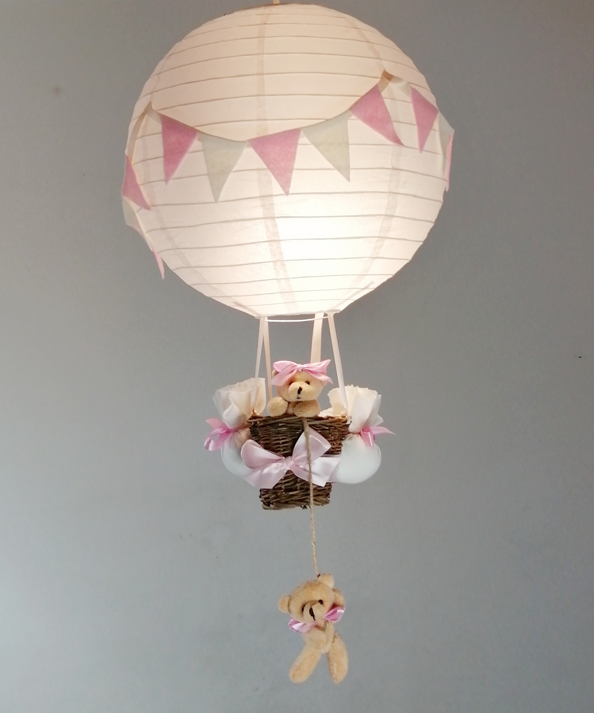 lampe-montgolfiere-fille-luminaire-abat-jour-rose-beige-pastel-fanion-lustre-decoration-lustre