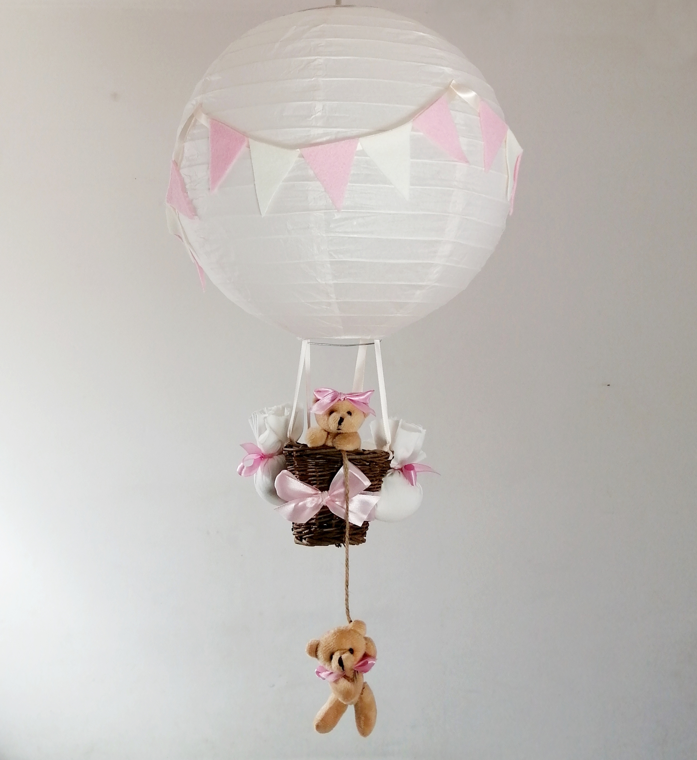 lampe-montgolfiere-fille-luminaire-abat-jour-rose-beige-pastel-fanion-lustre