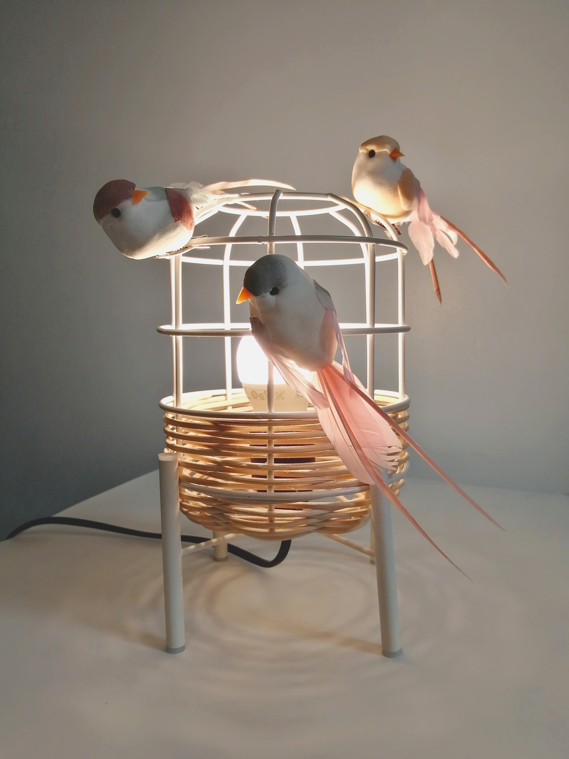 lampe-chevet-cage-oiseau-pastel-plume-rose-gris-bleu-decoration-chambre-enfant-bebe
