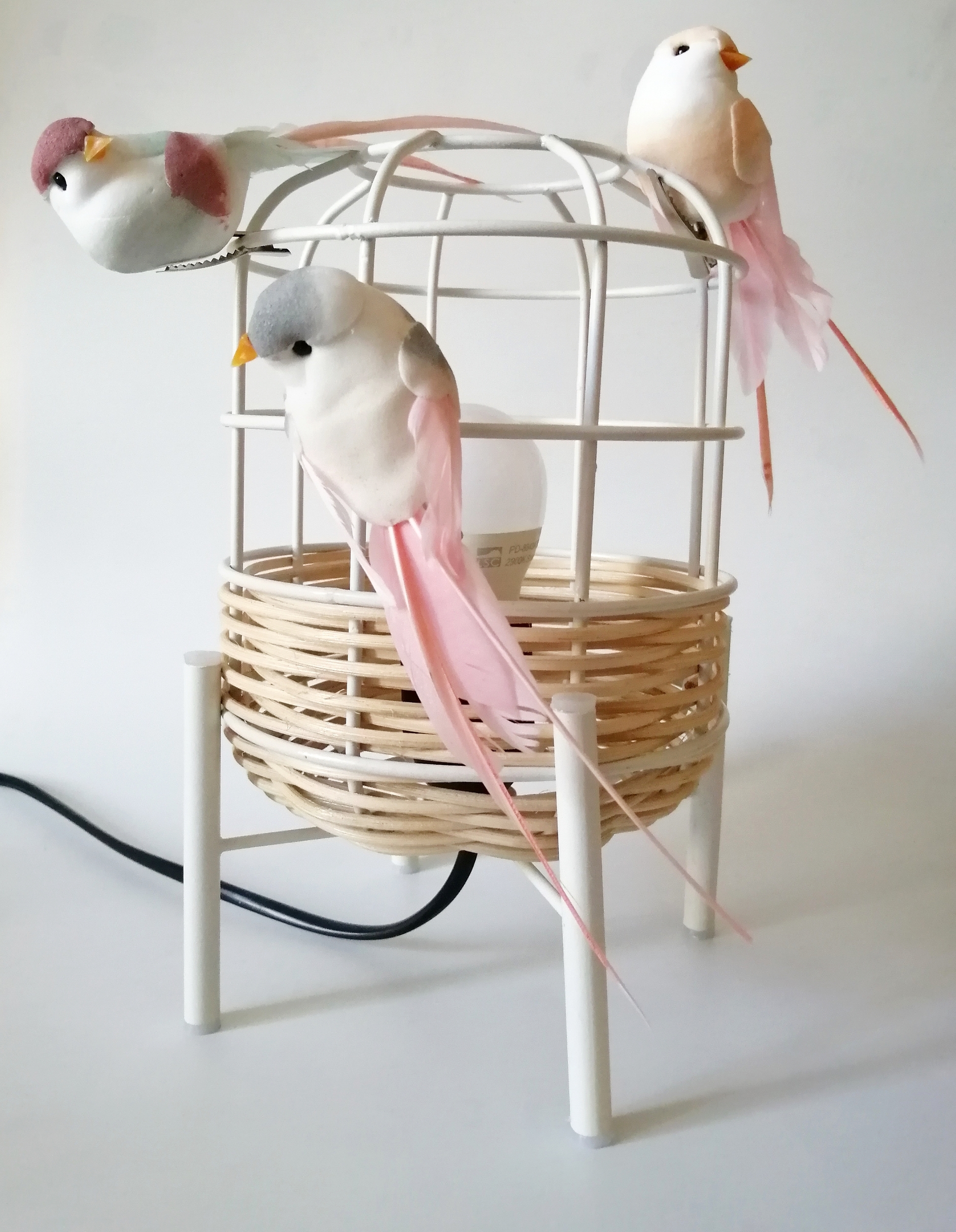 Veilleuse en forme d'oiseau sur le mur dans la chambre d'enfant Photo Stock  - Alamy